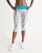 Load image into Gallery viewer, Women&#39;s Mid-Rise joy. Capri
