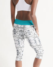 Load image into Gallery viewer, Women&#39;s Mid-Rise joy. Capri
